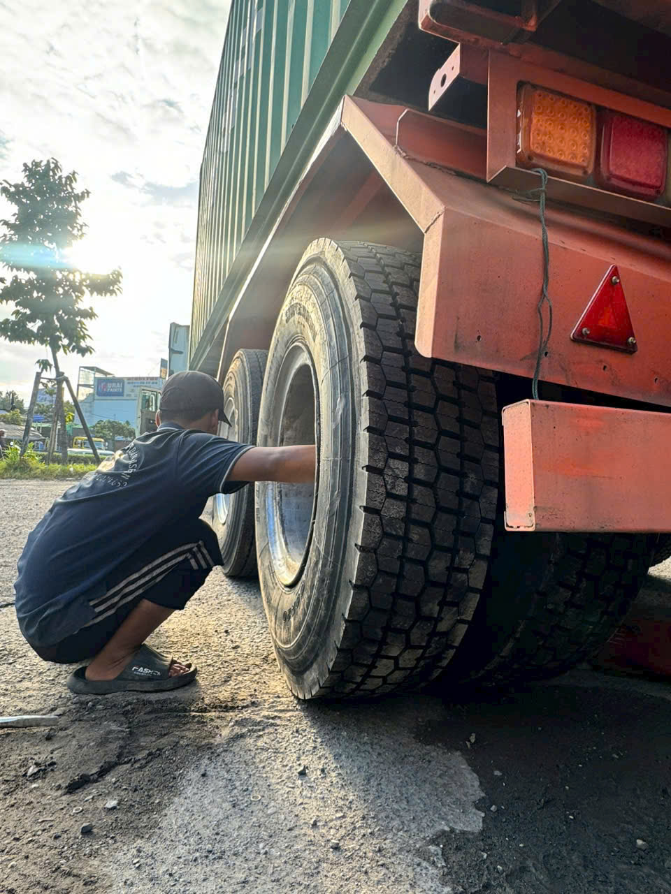 thay lốp container lưu động