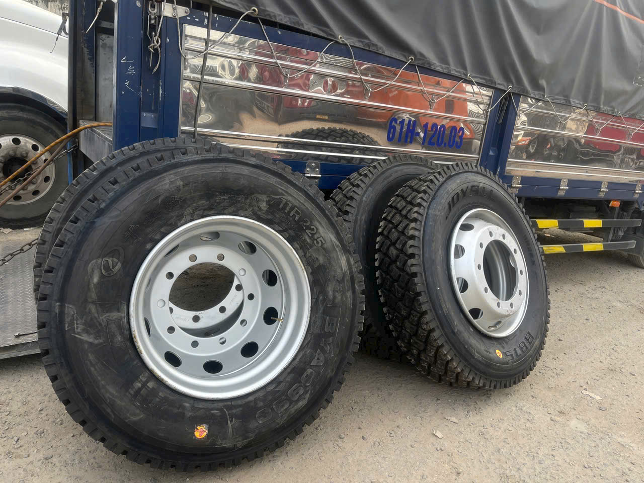 lốp dán xe tải tphcm