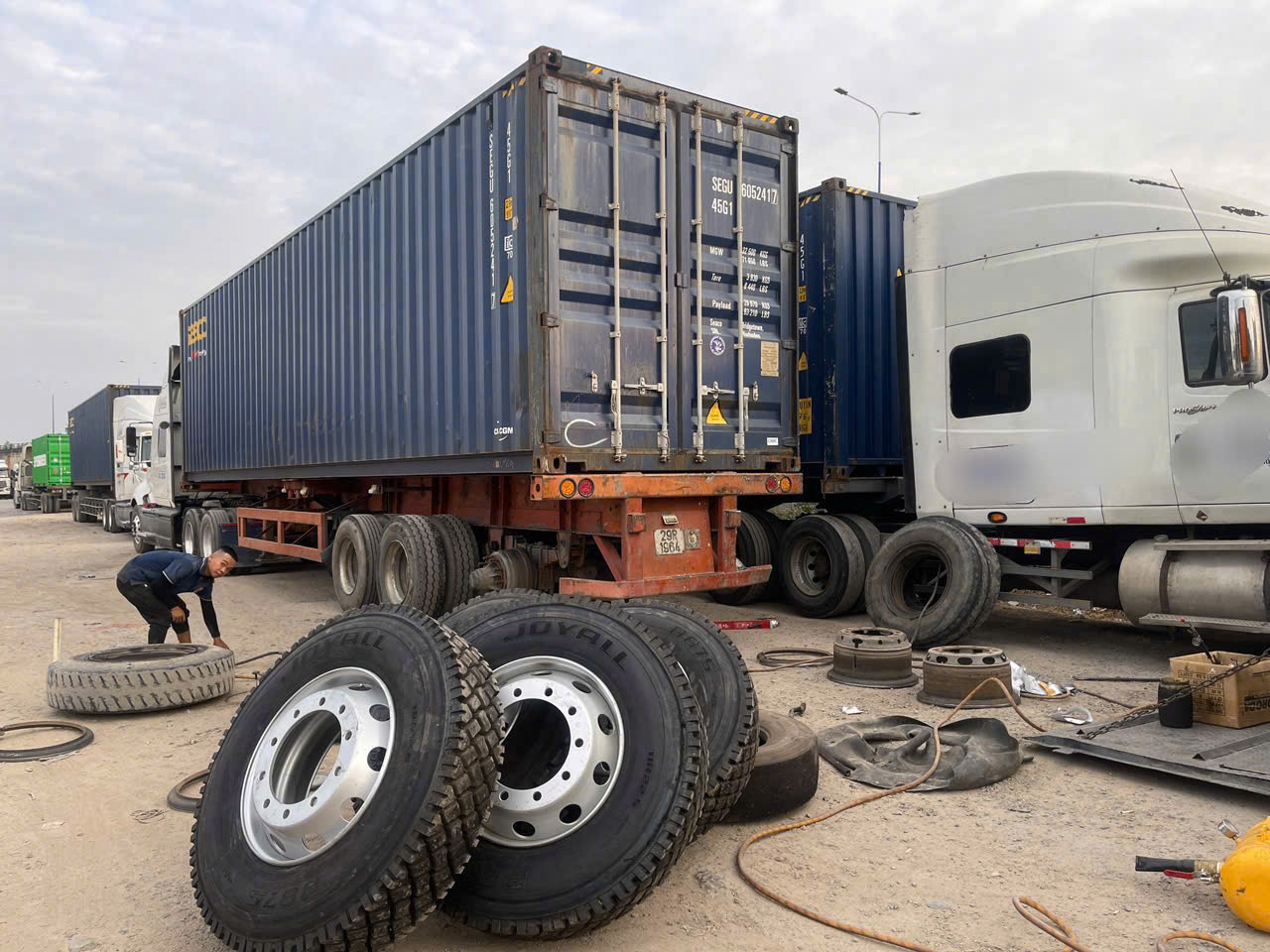 đại lý lốp xe container chạy đường dài