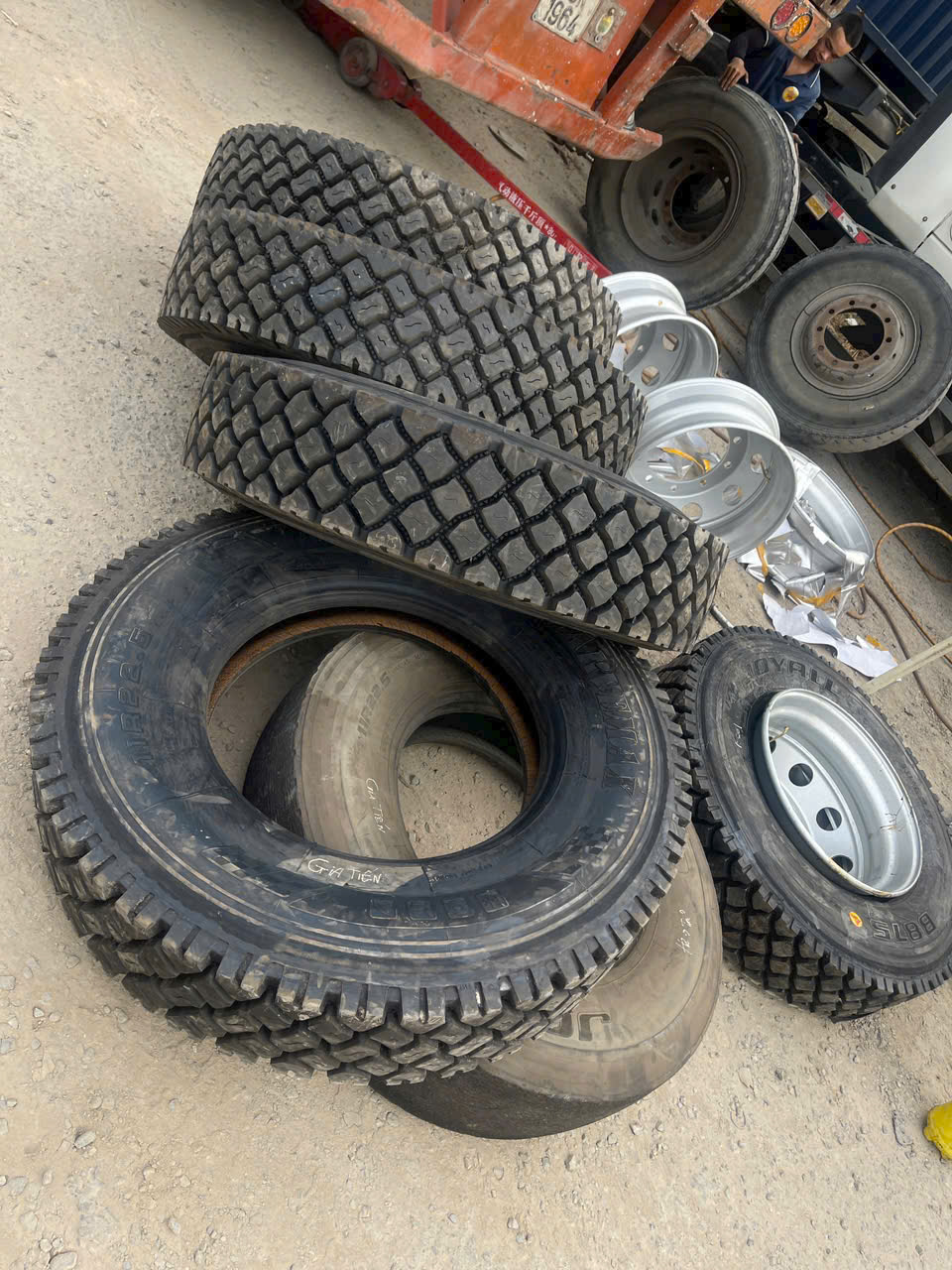 cung cấp lốp xe ben chịu tải nặng tại Bình Dương - TPHCM
