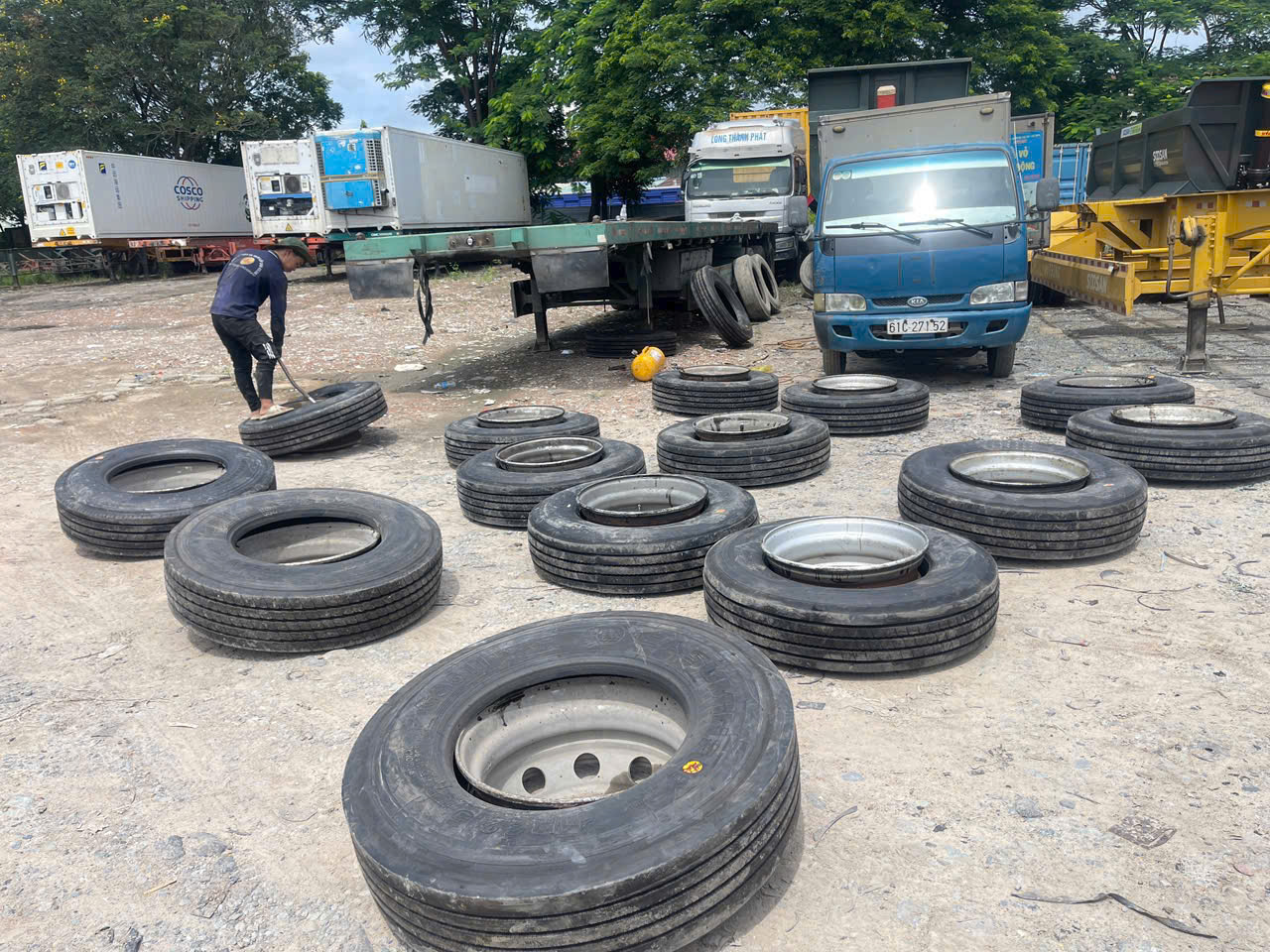 Vào mùa Đông, nhiều người có thể thấy đèn cảnh báo áp suất lốp ở mức thấp hiện lên bảng táp-lô hoặc trông lốp xe có vẻ xẹp hơn bình thường. Vậy áp suất lốp bị giảm trong mùa đông có đáng lo ngại?