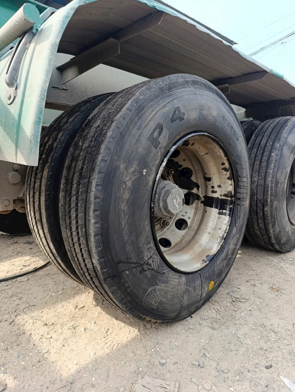 lốp xe container chạy cảng tại Bình Dương - TPHCM