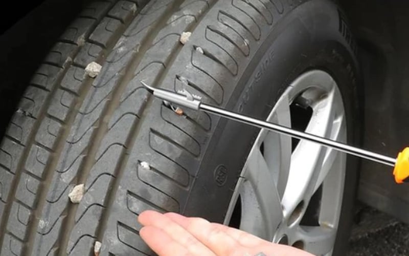Đá sỏi dính vào rãnh lốp ô tô có nguy hiểm?