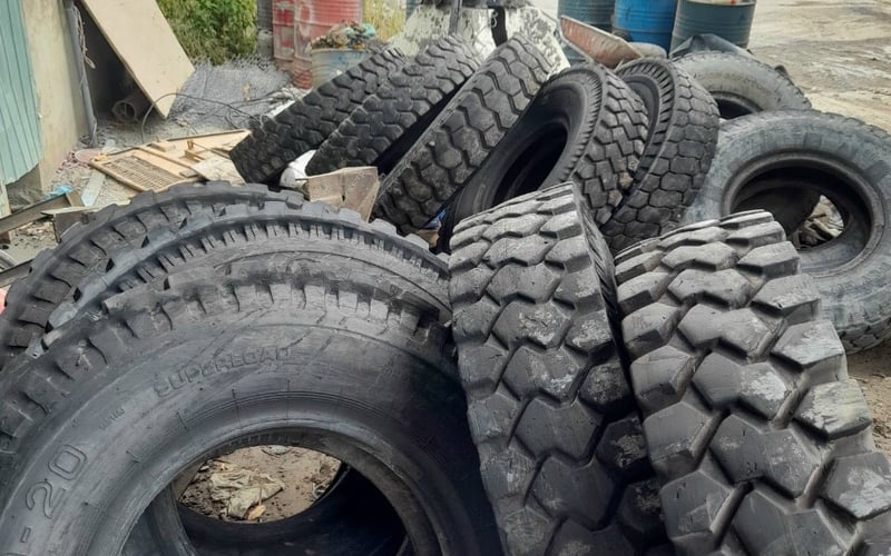 Lốp xe ben chạy công trình tại TPHCM