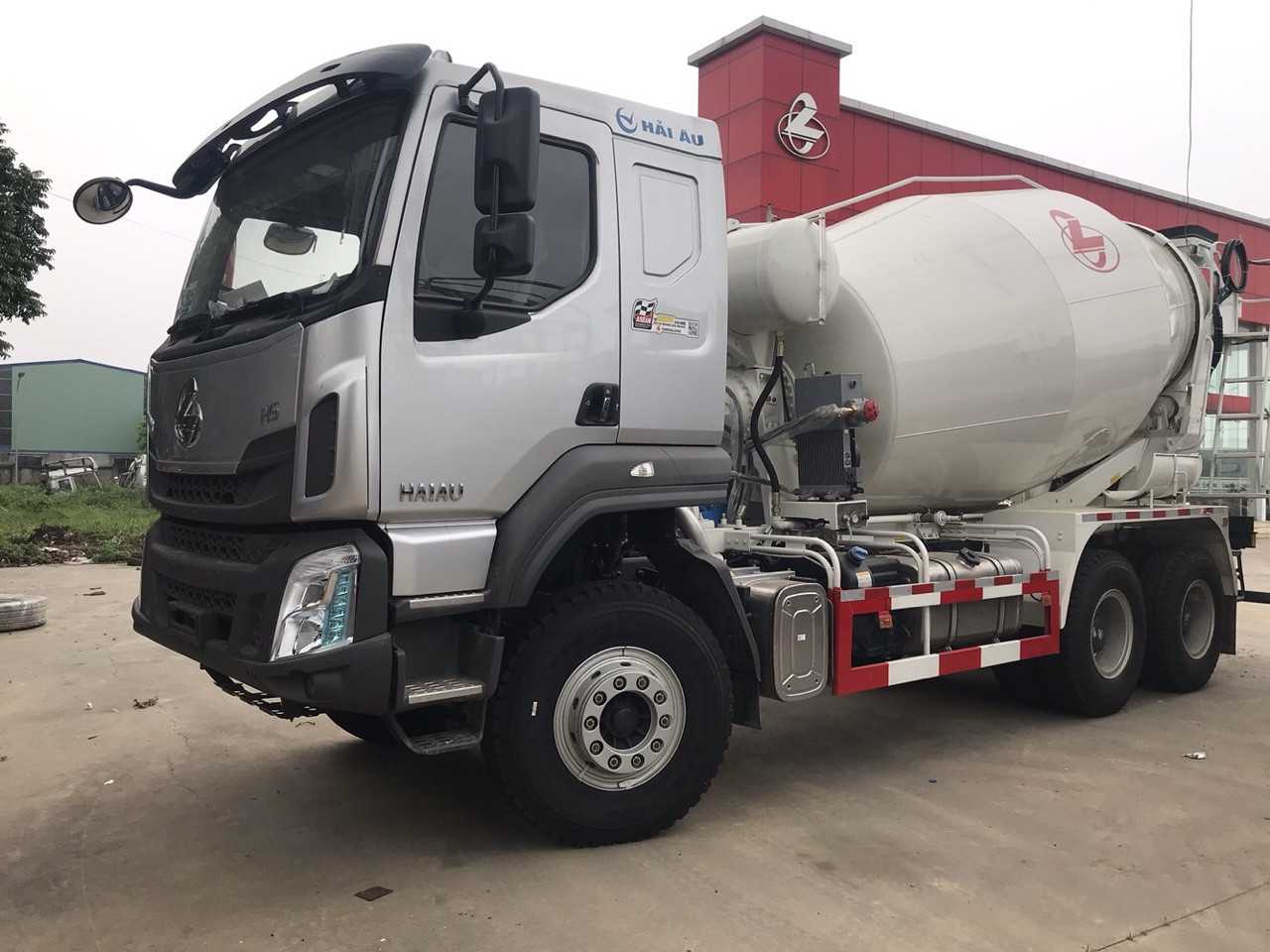 Lốp dán xe trộn bê tông Chenglong 12m3 giá rẻ
