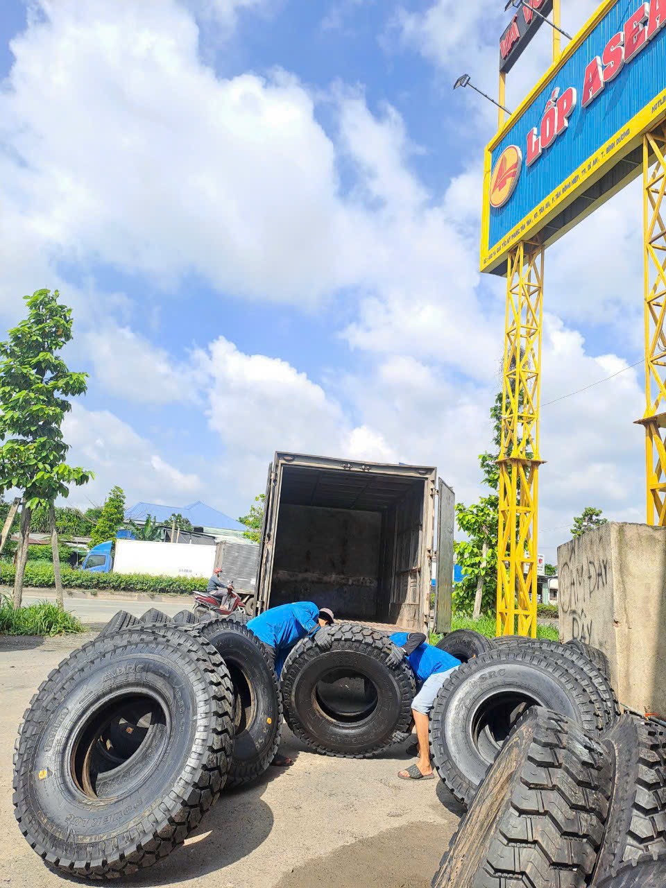 lốp xe ben chạy công trình tại Bình Dương