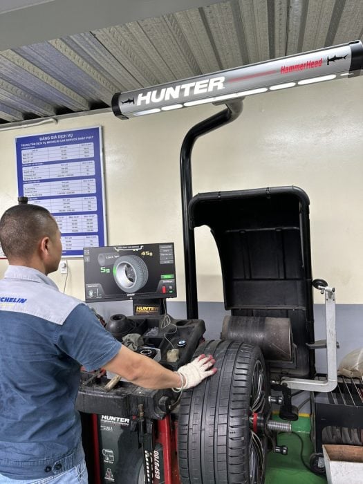cân bằng động bánh xe ô tô tại TPHCM