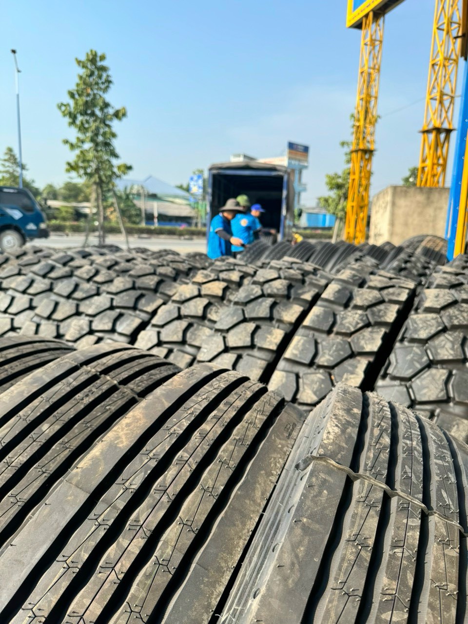 lốp xe ben chạy công trình tại TPHCM