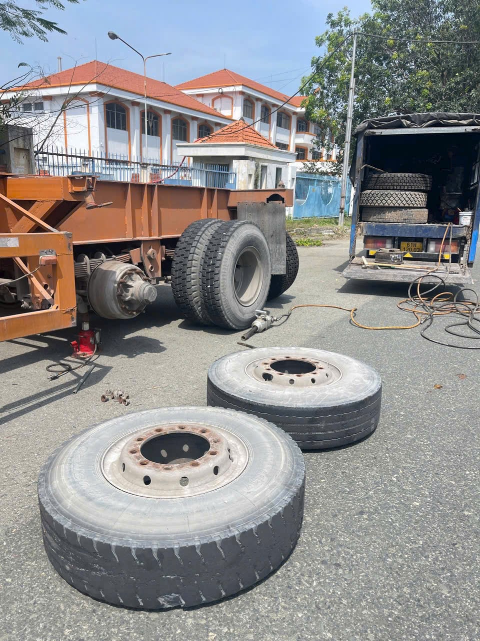 thay lốp ô tô tận nơi tại Dĩ An - Bình Dương