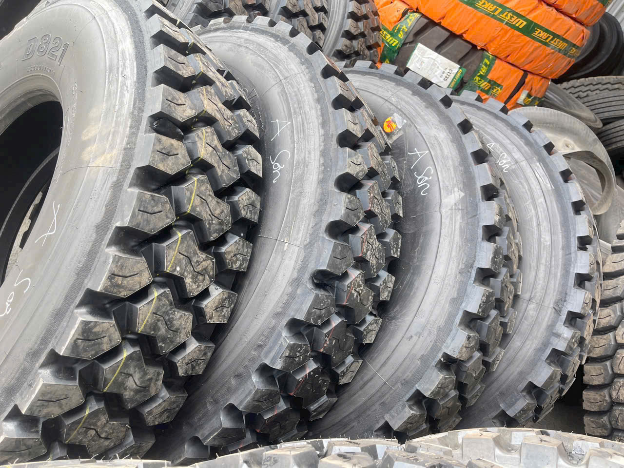 lốp xe ben chống cắt