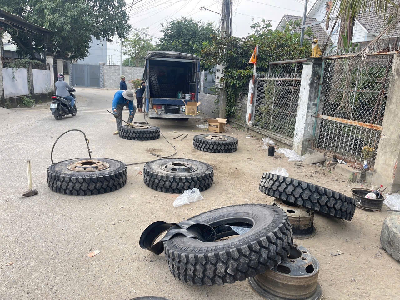 thay lốp ô tô tận nơi tại Dĩ An - Bình Dương