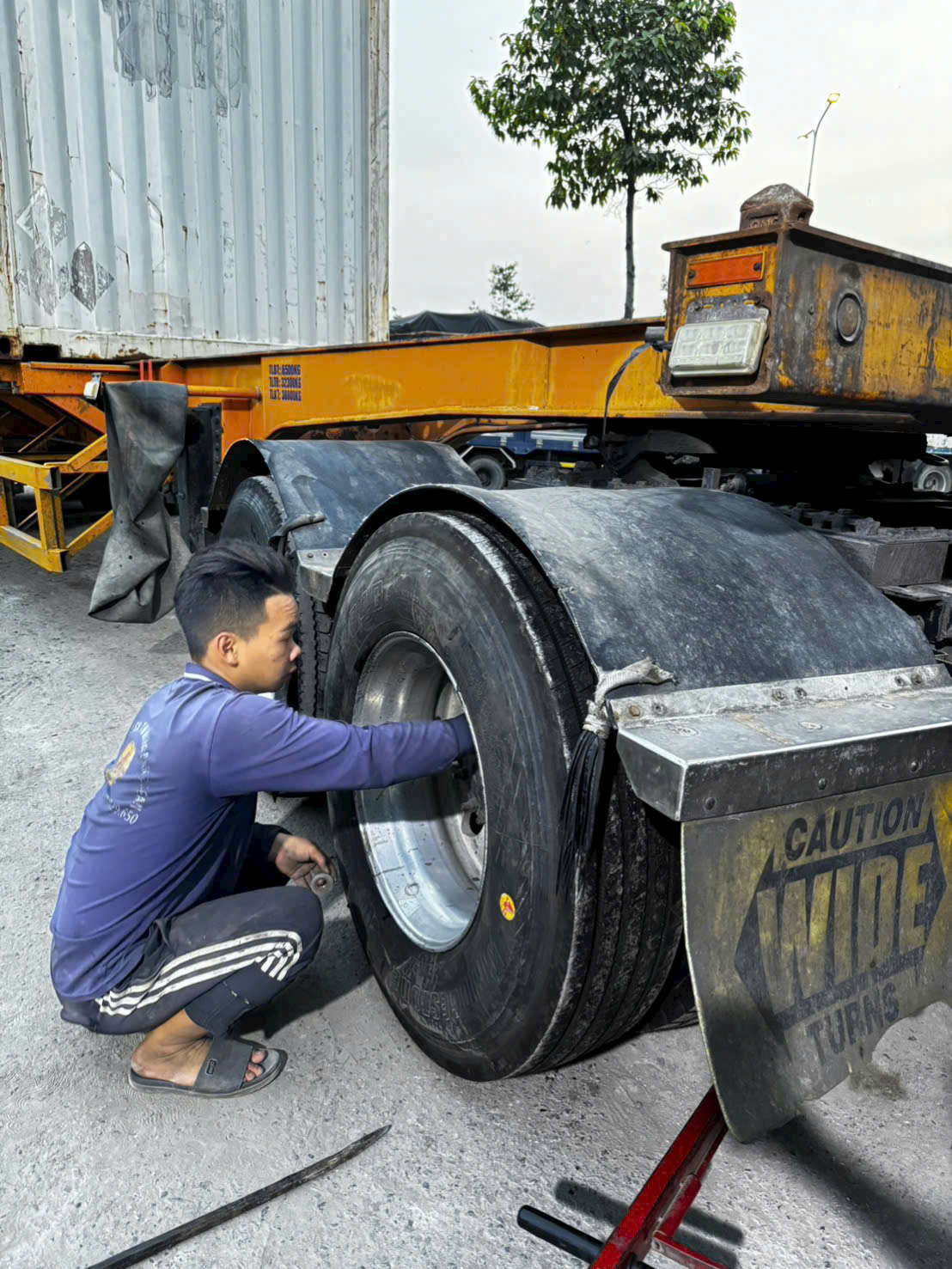 lốp xe đầu kéo container tại Bình Dương - TPHCM