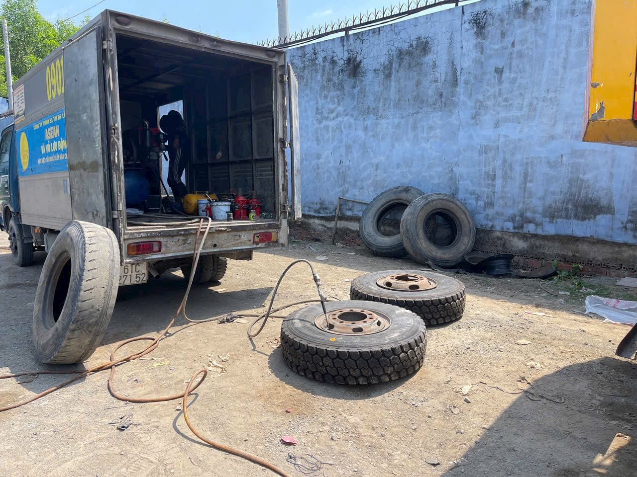 dịch vụ cứu hộ lốp xe tải tại Bình Dương