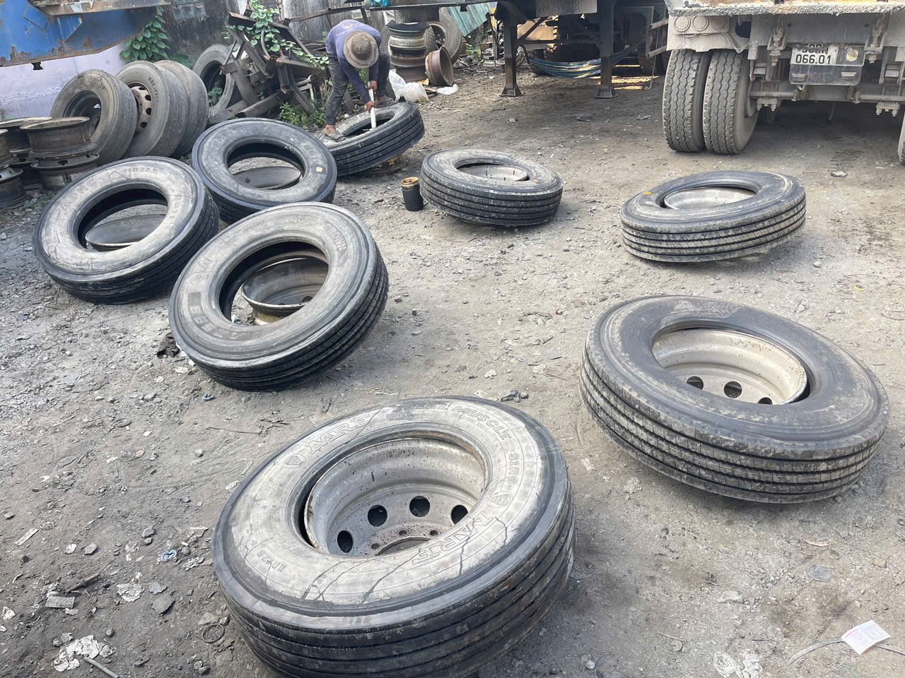 lốp xe container 11R22.5 giá rẻ tại TPHCM