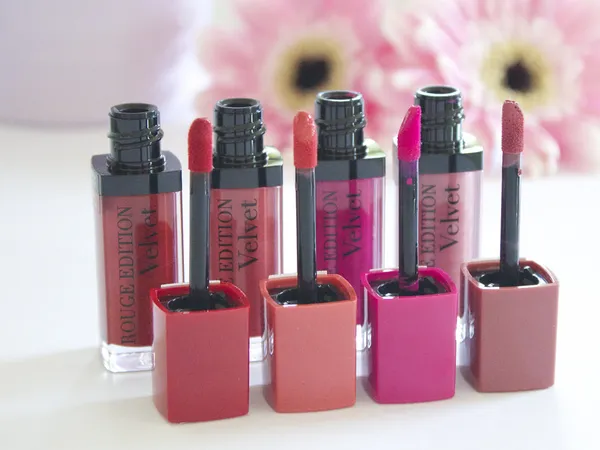 Top 10 thỏi son dưỡng môi được phái đẹp yêu thích