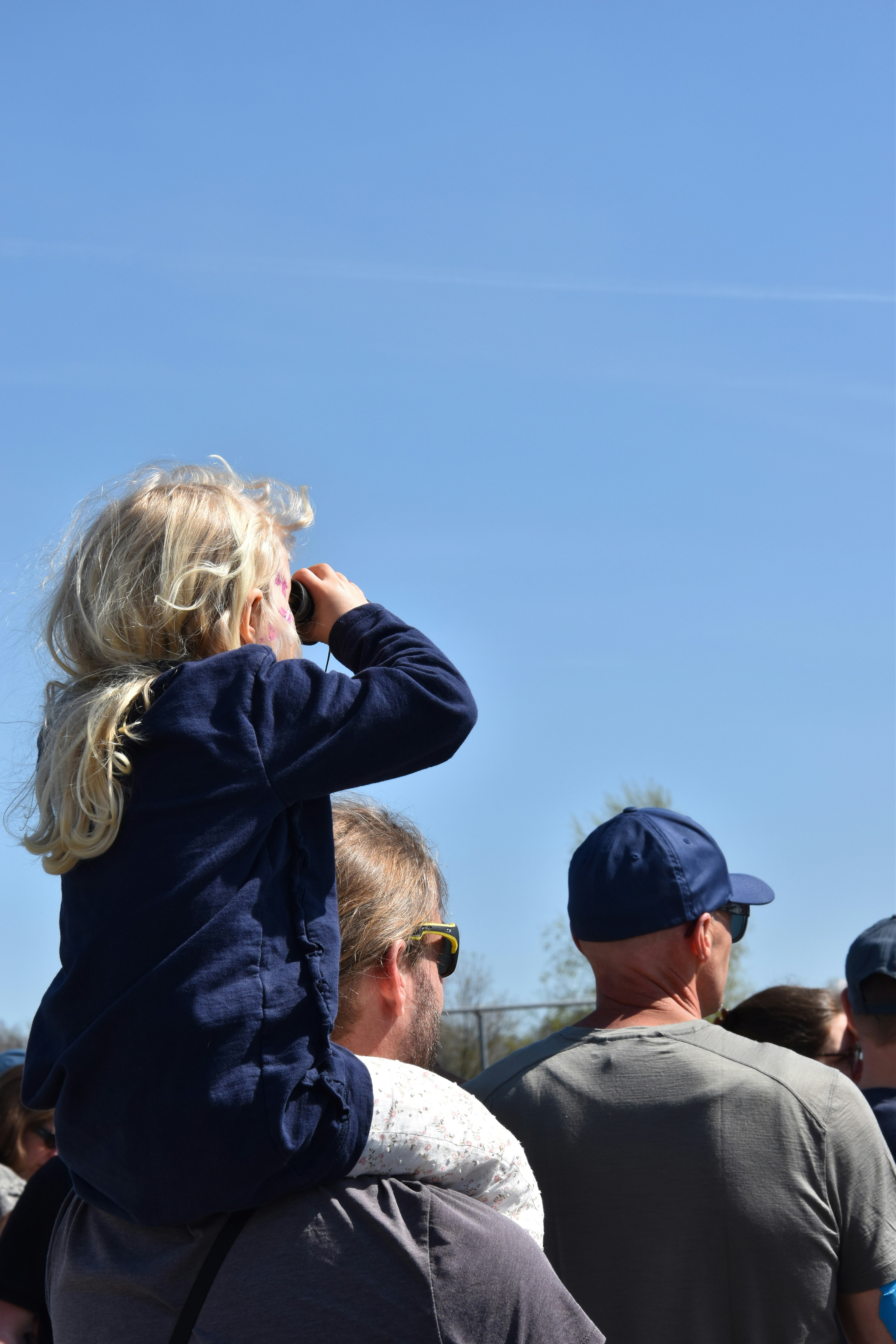 Hướng dẫn trẻ em sử dụng ống nhòm đúng cách - Shop Huỳnh Hoa