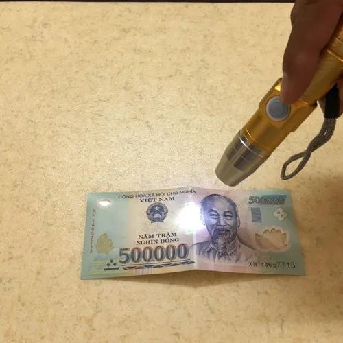 Đèn pin soi tiền giả, giấy tờ giả, bằng láy giả
