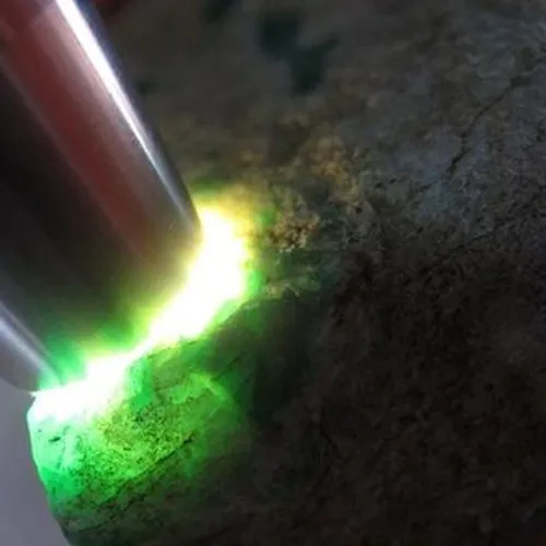 Đèn pin soi đá quý tìm vân và tuổi của đá