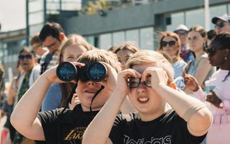 Người đeo kính dùng ống nhòm cần chú ý gì? Cách chỉnh không bị tối viền