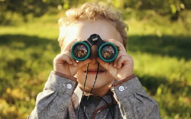 Hướng dẫn bé dùng ống nhòm lần đầu: 3 bước đơn giản bố mẹ cần biết
