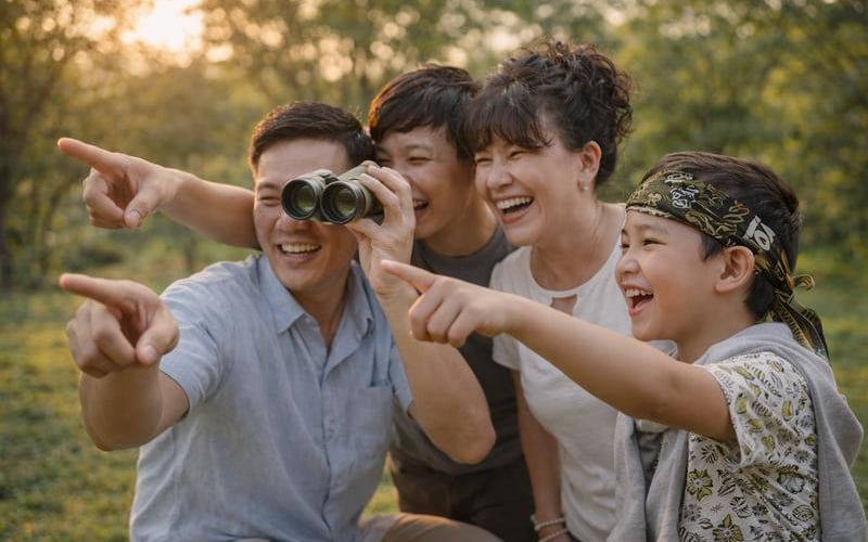 Ống nhòm gia đình: Một chiếc tốt cho cả nhà cùng sử dụng