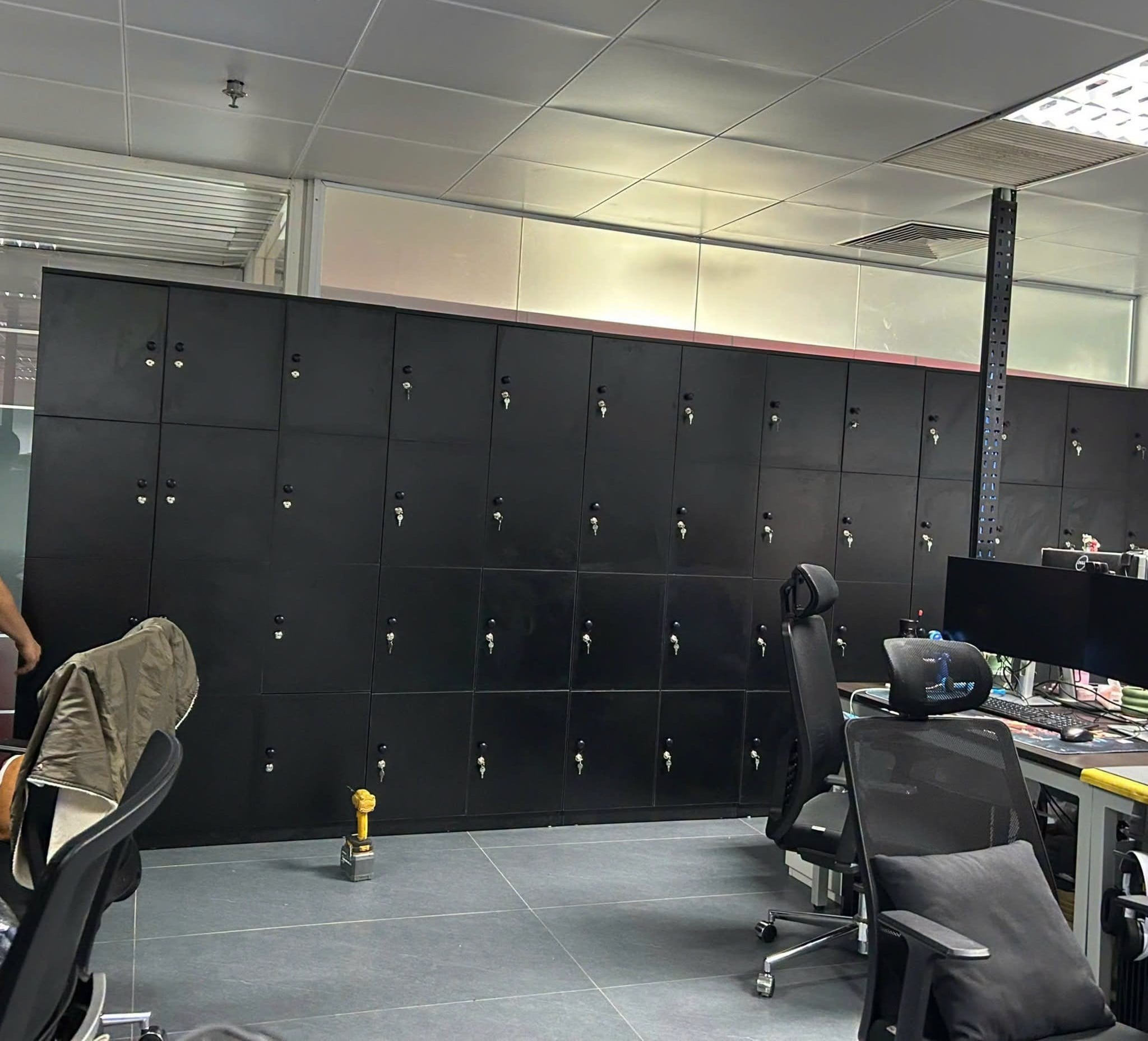 Đóng tủ locker 4 ngăn theo yêu cầu, thiết kế theo kích thước riêng Đóng tủ locker 4 ngăn theo yêu cầu, thiết kế theo kích thước riêng