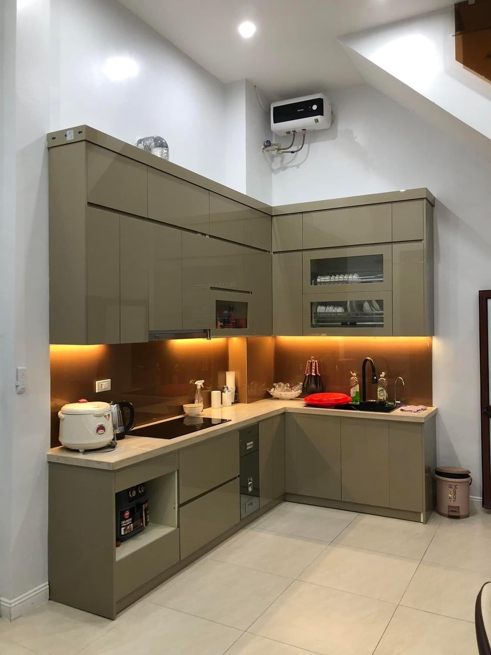   Tủ bếp nhựa Acrylic c&oacute; tốt kh&ocirc;ng? Ưu nhược điểm v&agrave; đ&aacute;nh gi&aacute; chi tiết