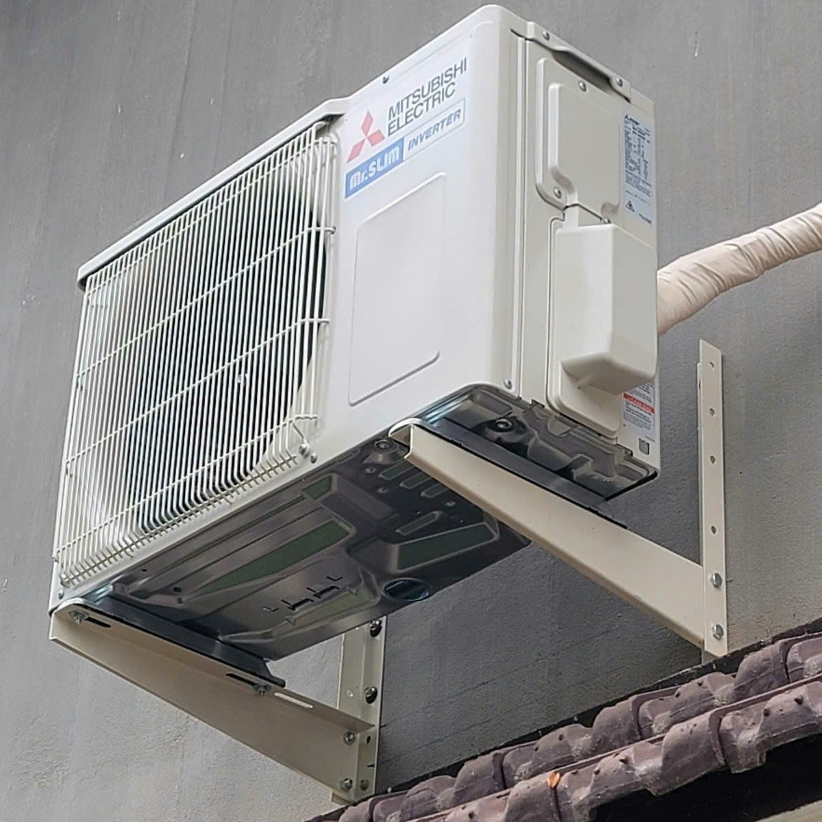 Giá đỡ cục nóng điều hòa là phụ kiện quan trọng giúp cố định dàn nóng khi lắp đặt ngoài trời. Giá đỡ cục nóng điều hòa là phụ kiện quan trọng giúp cố định dàn nóng khi lắp đặt ngoài trời.