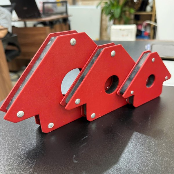 Sử dụng nam châm ke góc còn giúp tăng tốc độ làm việc, đảm bảo các mối hàn chính xác và thẩm mỹ hơn. Sử dụng nam châm ke góc còn giúp tăng tốc độ làm việc, đảm bảo các mối hàn chính xác và thẩm mỹ hơn.