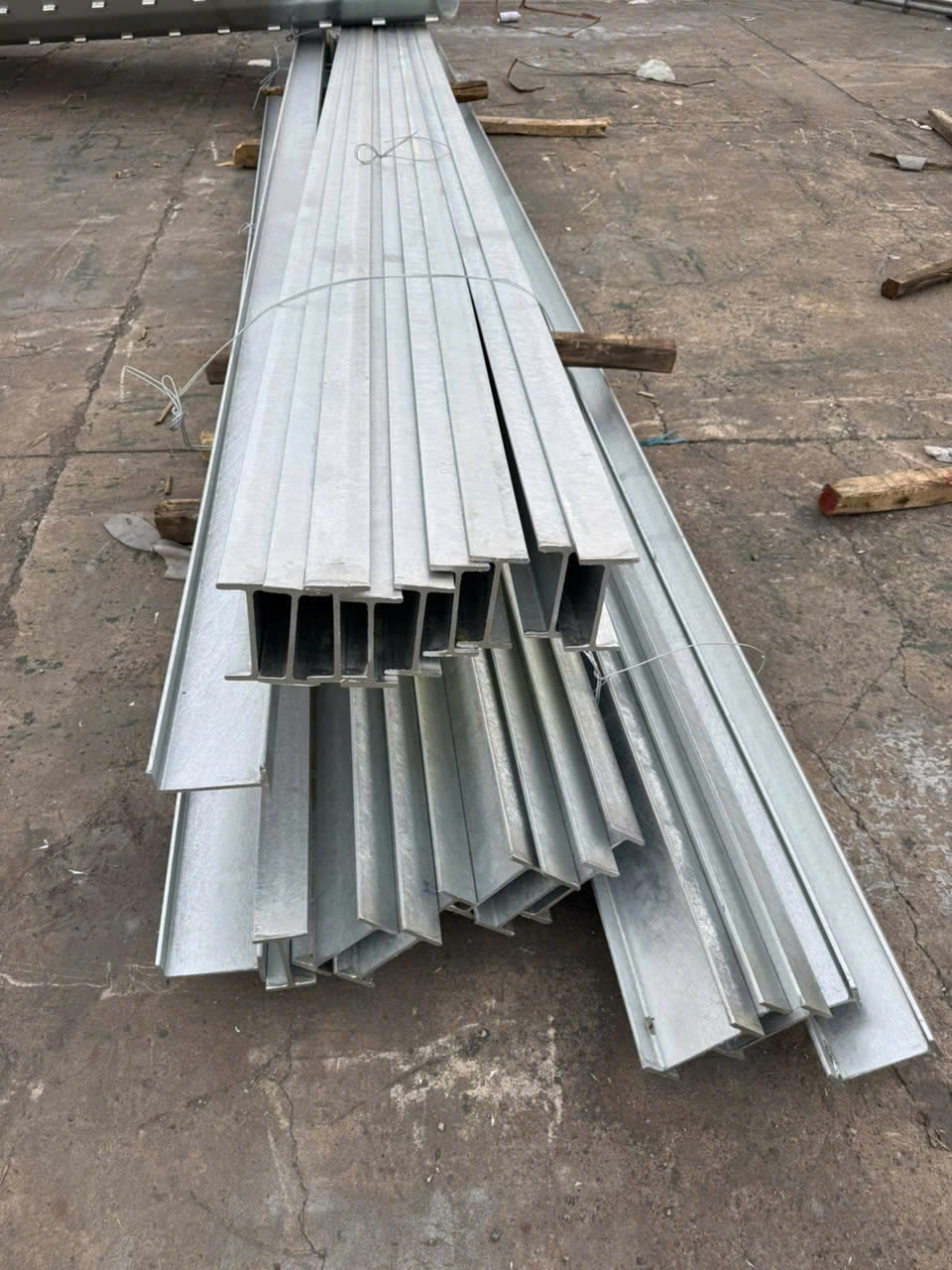 Thép I200 hình chữ I dùng làm dầm chịu lực trong xây dựng nhà xưởng