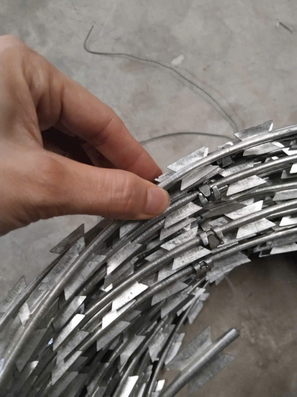 Kẽm lam 30cm thép mạ kẽm dạng dây dùng trong xây dựng