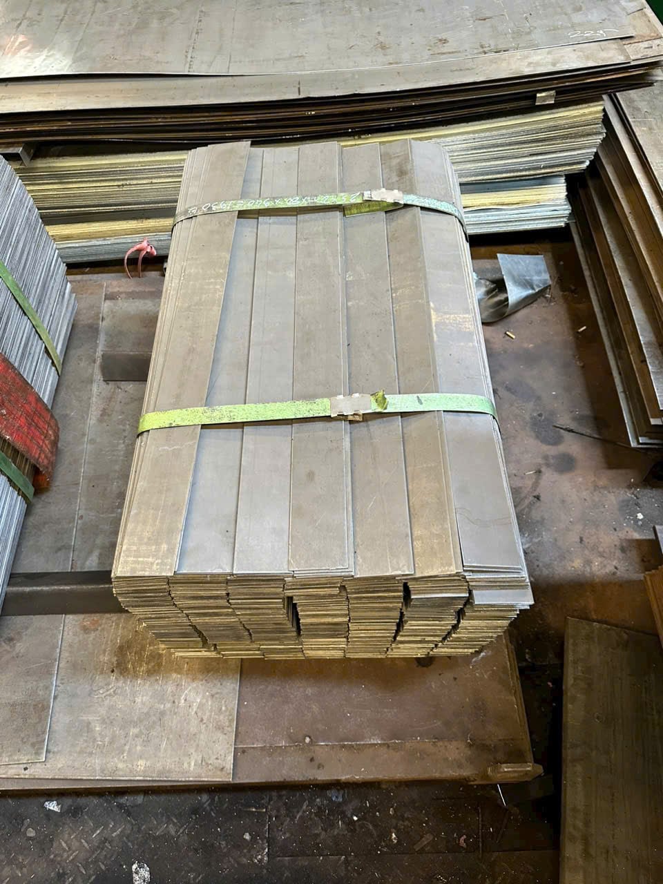 Giá thép la 4mm cập nhật mới nhất 2026 theo quy cách và loại thép