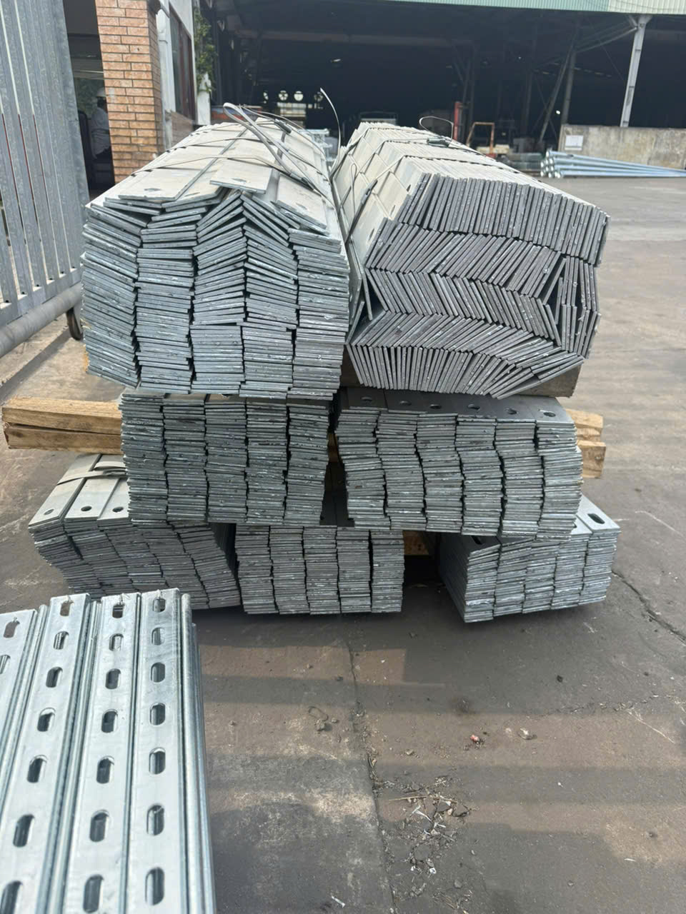 Bảng thép la 40 kích thước và trọng lượng tiêu chuẩn
