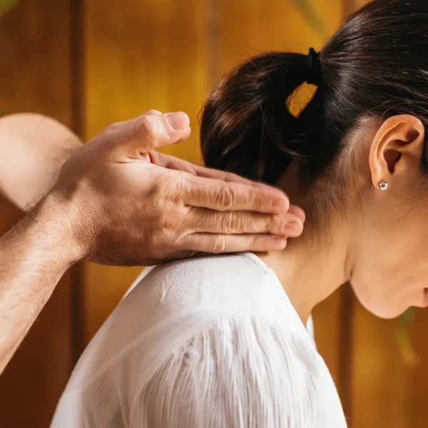 Massage vai gáy chuyên sâu giảm nhức mỏi tức thì