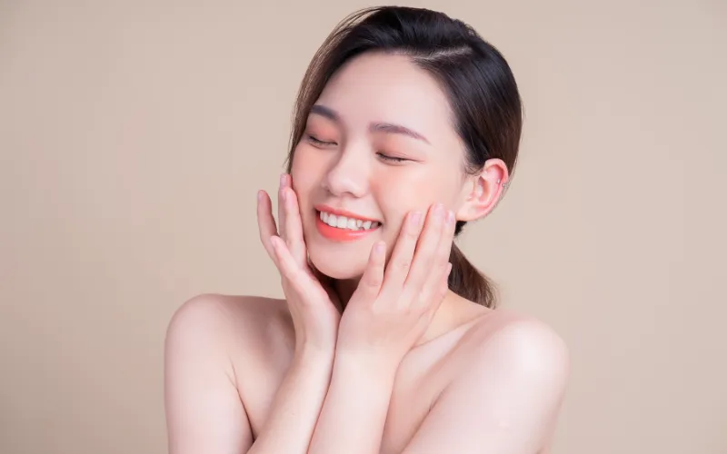 Bí Mật Đằng Sau Làn Da Rạng Rỡ: Chăm Sóc Da Tại Nhà So Với Spa