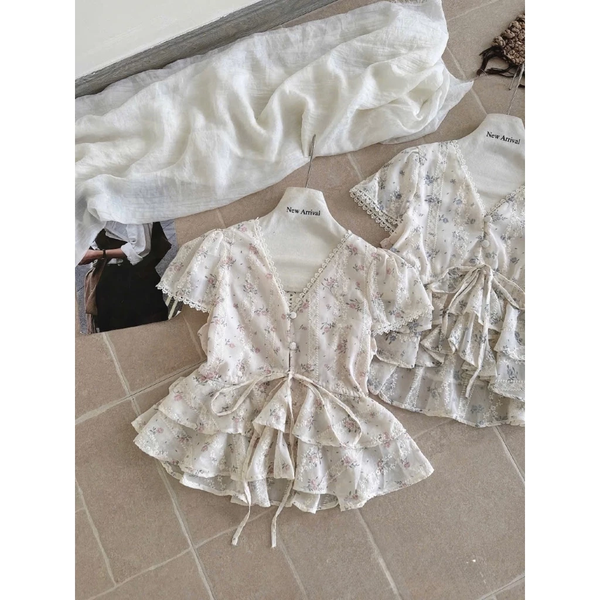 Áo babydoll cổ V cột nơ eo dệt hoa nổi xoè 2 tầng phối ren - 140