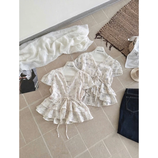 Áo babydoll cổ V cột nơ eo dệt hoa nổi xoè 2 tầng phối ren - 140