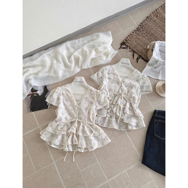 Áo babydoll cổ V cột nơ eo dệt hoa nổi xoè 2 tầng phối ren - 140
