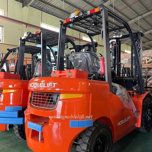 Xe nâng dầu Noblelift 2500kg 