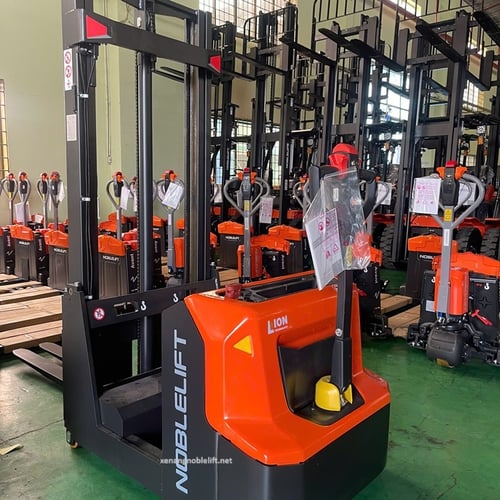 Xe nâng điện cao đối trọng mini