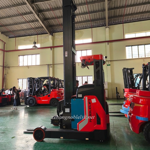 Xe nâng điện cao Reach Truck ngồi lái 