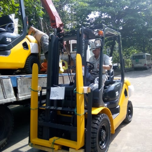 xe nâng hàng 2.5 tấn