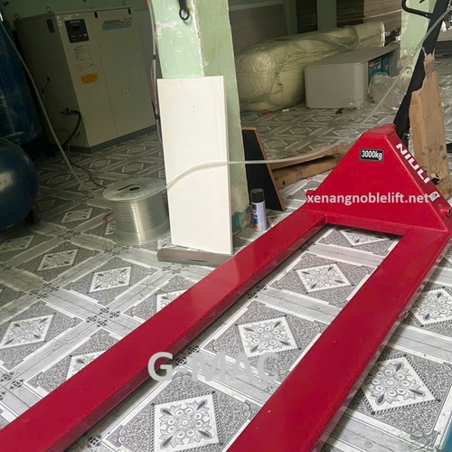 Xe nâng tay thấp siêu dài kéo pallet hàng