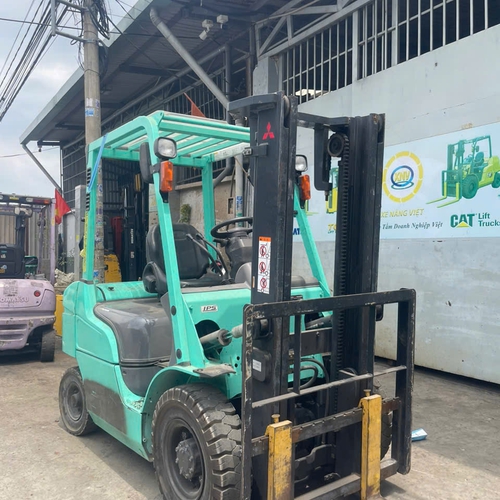 Xe nâng dầu 2.5 tấn
