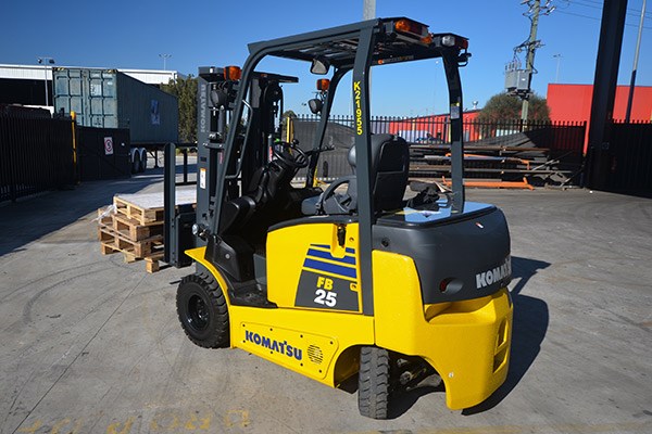 Komatsu FB25.jpg (74 KB)