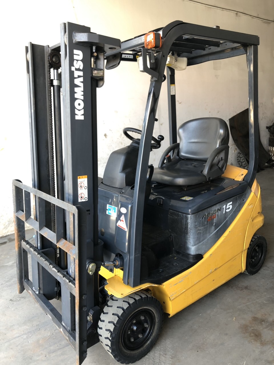 xe nang dien cu komatsu~.jpg (225 KB)