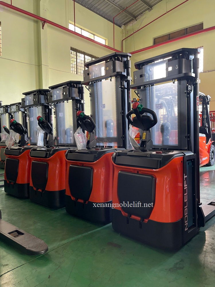 xe-nâng-điện-cao-có-bệ-đứng-lái.jpg (253 KB)