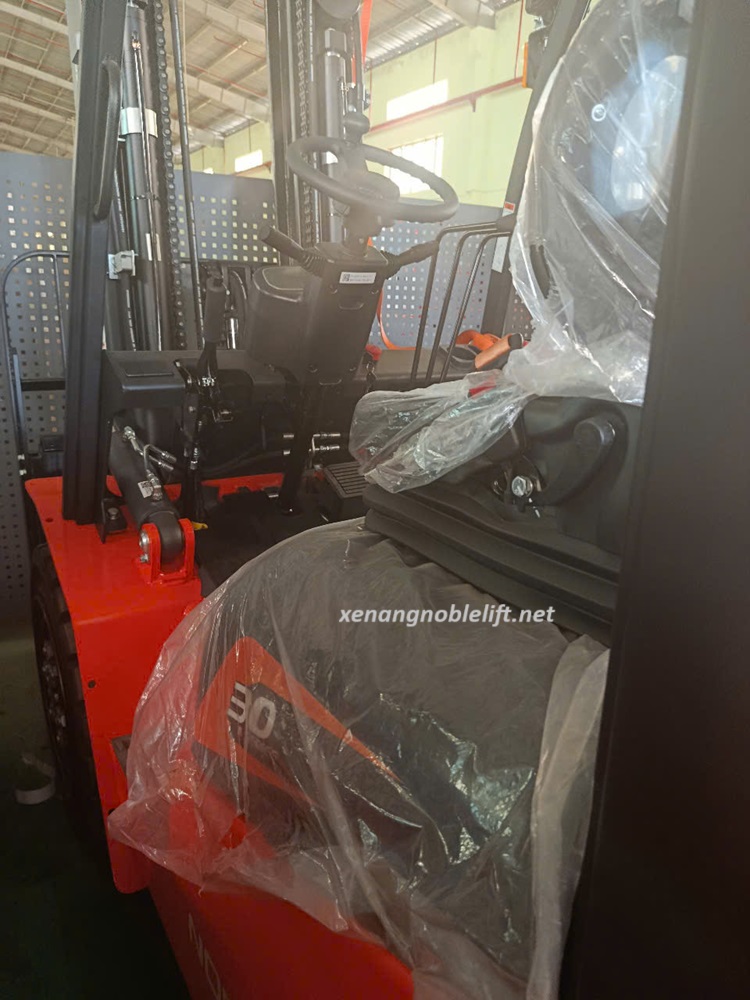 xe-nâng-điện-ngồi-lái-3000kg.jpg (182 KB)