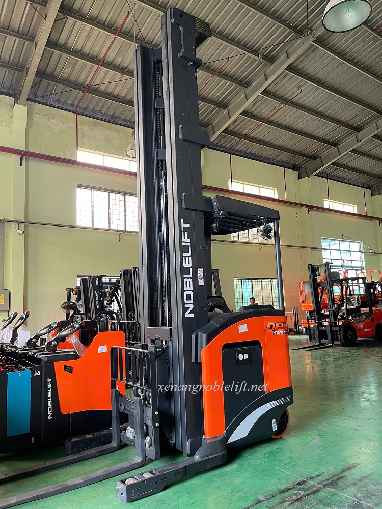 xe nâng điện cao reach truck đứng lái xe-nâng-điện-đứng-lái-1.5tan.jpg (341 KB)