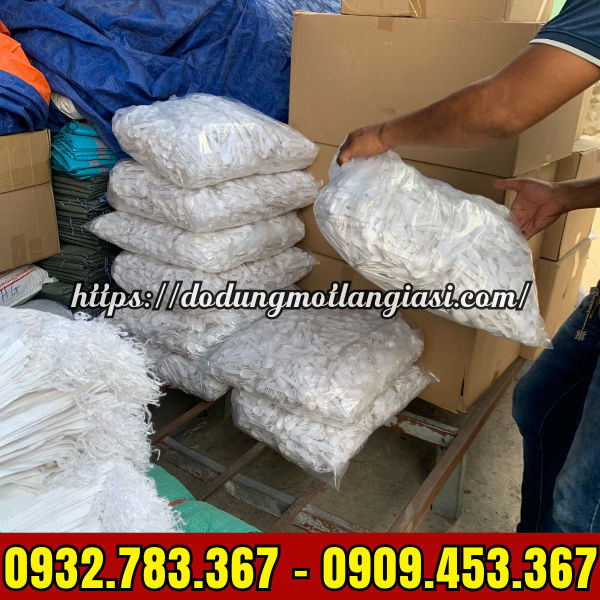 BUÔN SỈ GIÁ RẺ MUỖNG NHỰA NHỎ ĂN XÔI BAO 8KG ĐỦ MÀU BUÔN SỈ GIÁ RẺ MUỖNG NHỰA NHỎ ĂN XÔI BAO 8KG ĐỦ MÀU